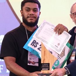 Brian Sthefano recebendo o troféu do 3º Prêmio Sintaf de Jornalismo